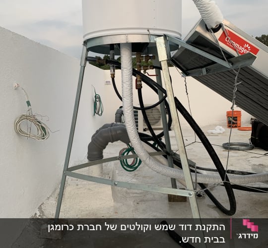 דוד שמש עם צינורות ומחברים על גג
